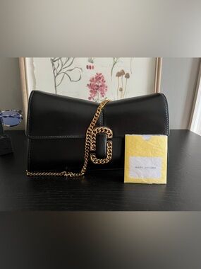 Marc Jacobs Black Leather Shoulder Bag with Gold Chain Logo